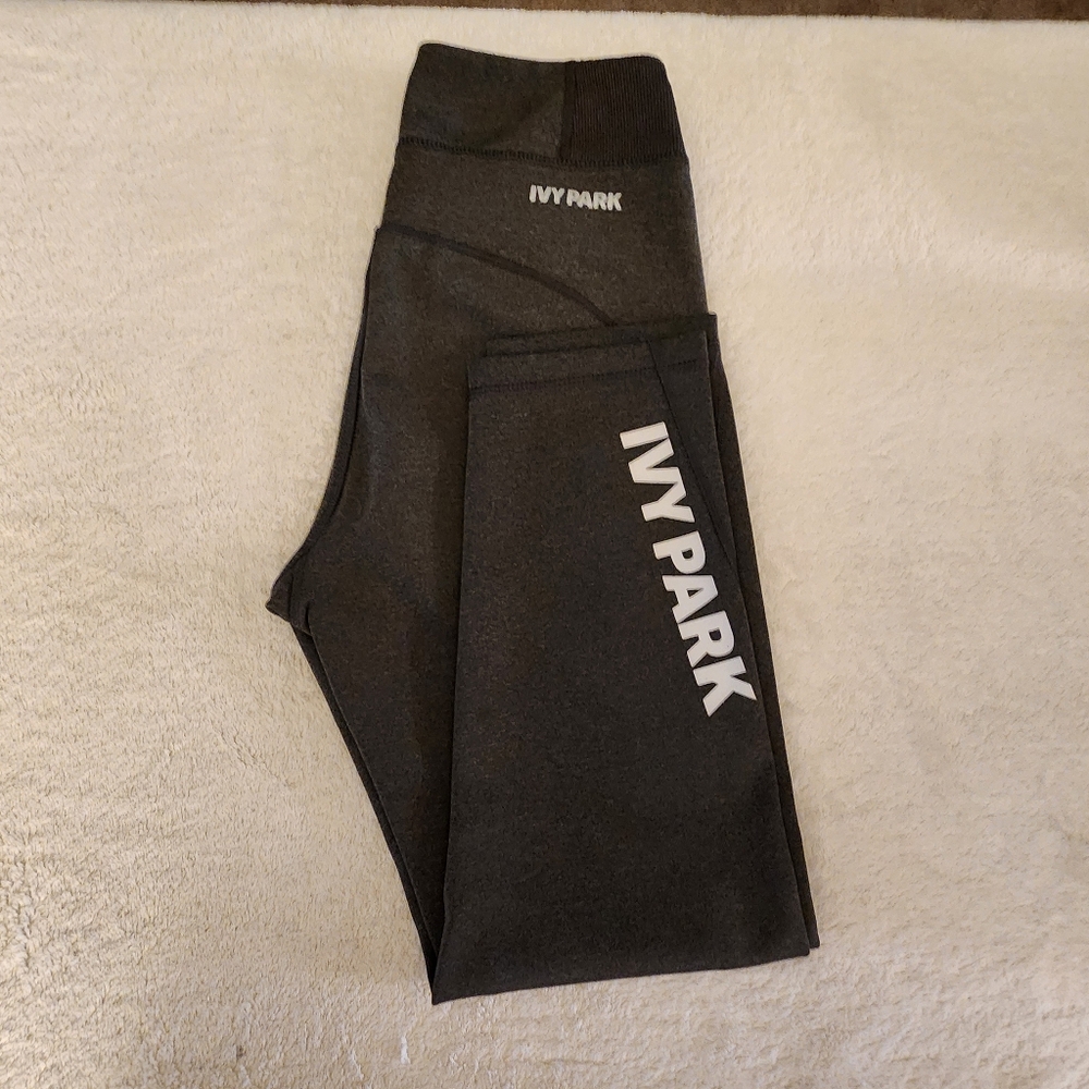 Ivy Park Black Capris Size Small. Excellent Condition No Flaws!! - Picture 4 of 4